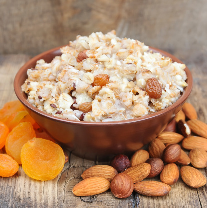 Oats with Apples, Dates and Almonds