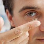 Treating glaucoma with contact lens
