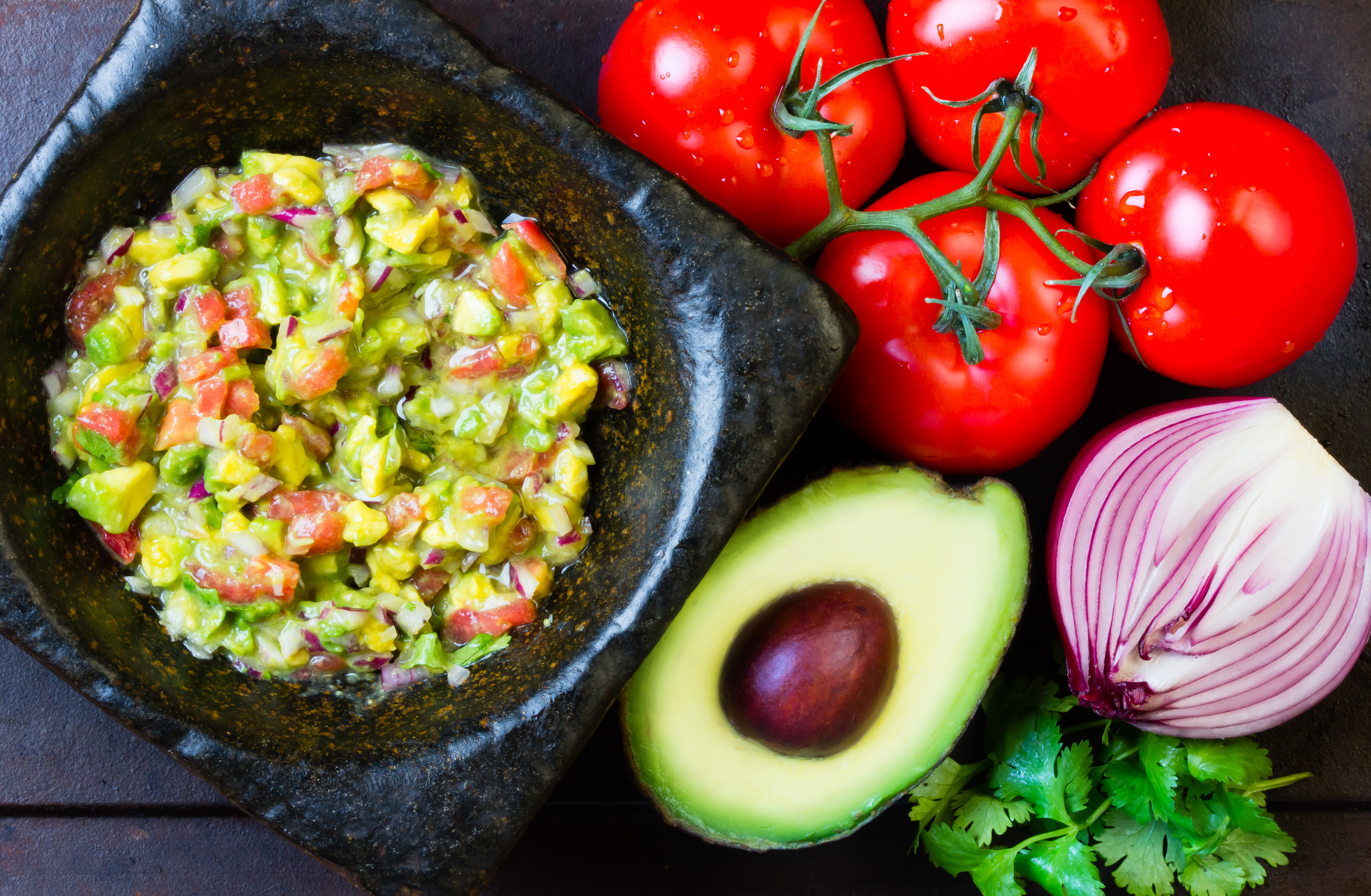 гуакамоле с помидорами и луком. овощи и зелень. авокадо с помидорами гуакамоле. авокадо с чесноком. салат с авокадо и помидорами.