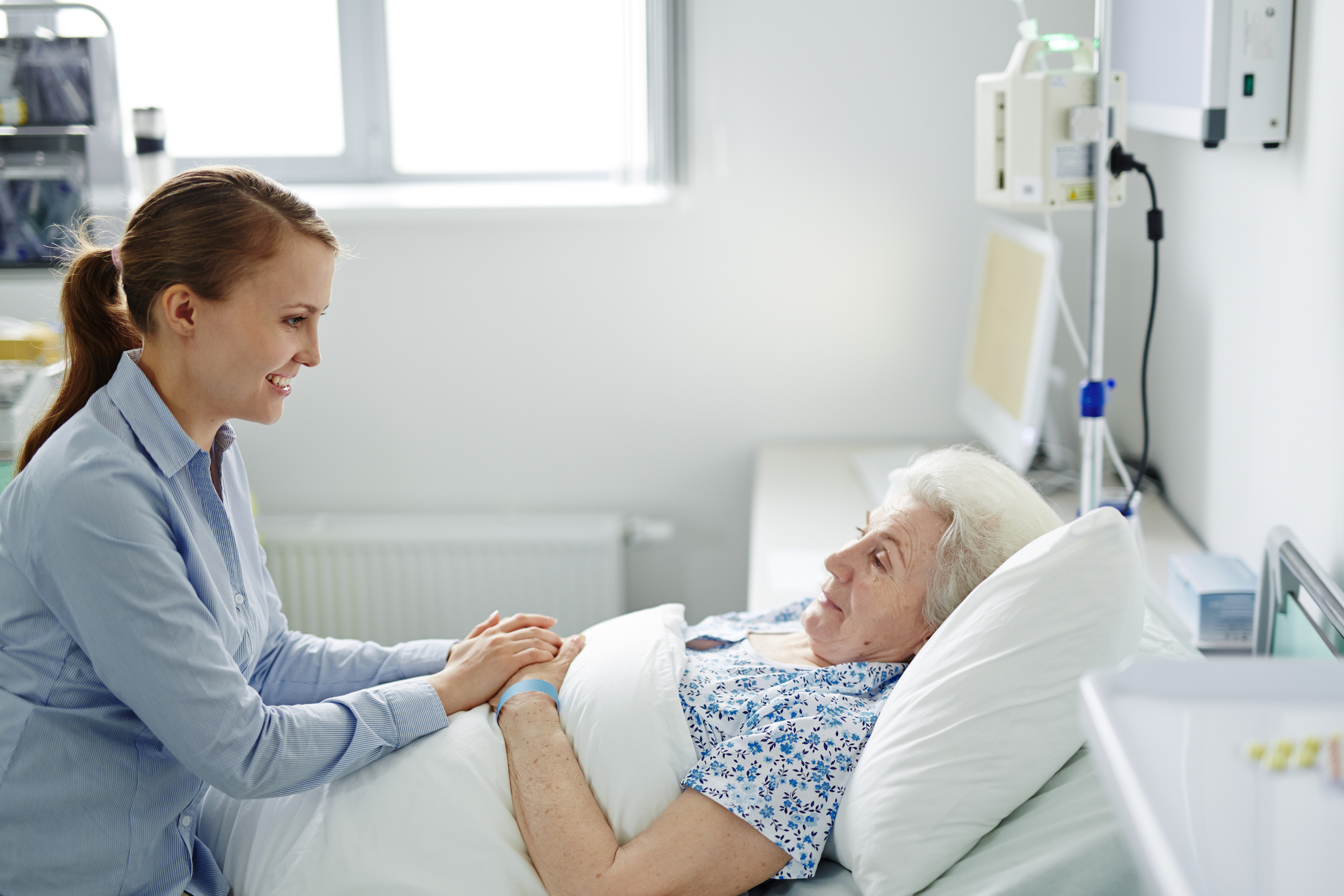 Больница палата с пациентом с бабушкой. Можно сейчас навещать больного в больнице. Посещение родственников пациентом в стационаре. Можно сейчас навещать больного в больнице. Навещать больного в больнице.