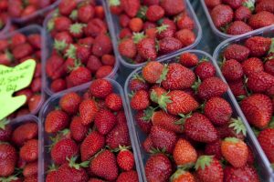 strawberries help reduce ldl cholesterol naturally