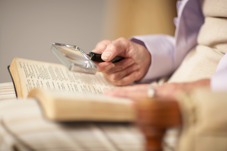 Low vision in elderly: Causes, s...