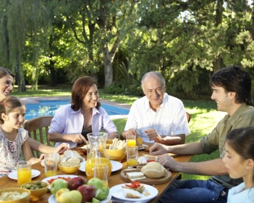 Dementia patients may benefit from holistic approach to mealtimes and exercise
