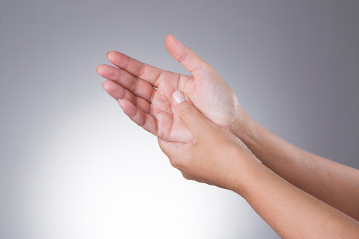 Pain in palm of hand: Palm pain causes and treatment
