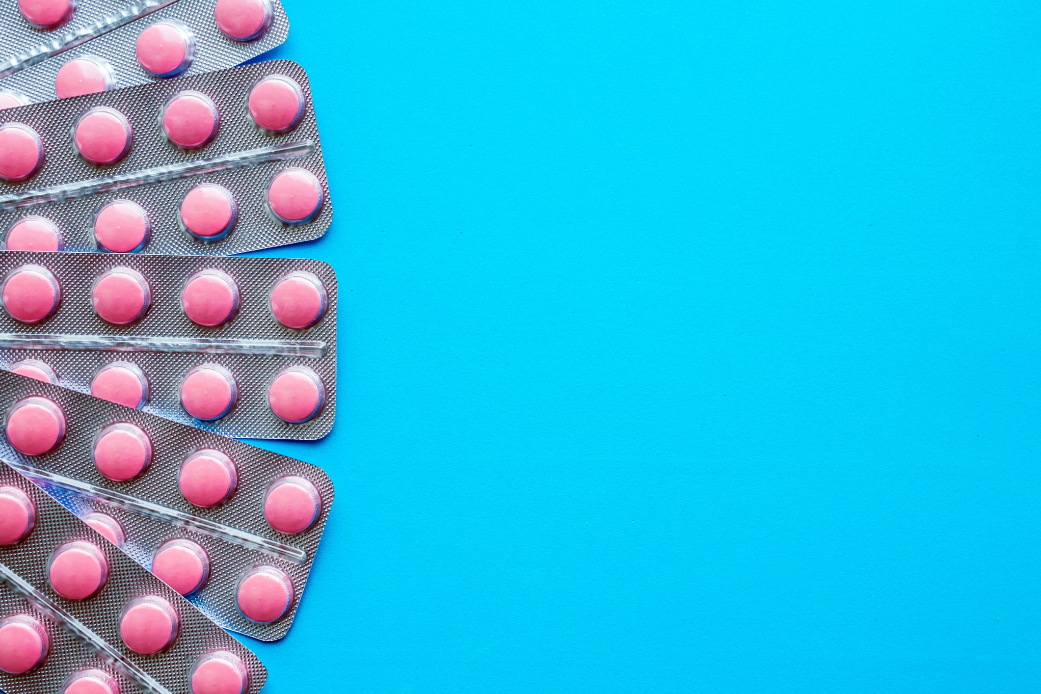 Розовые таблетки от температуры. Розовые таблетки. Таблетки на розовом фоне. Голубые и розовые таблетки. Энзим розовые таблетки.